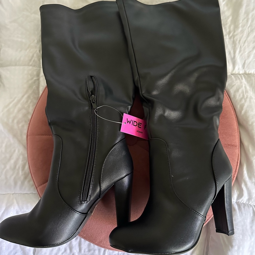 Knee high, wide-width calf boot size 5 1/2